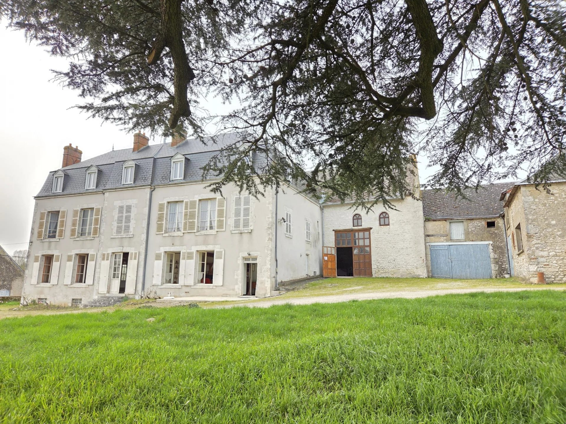 Maison à vendre à Tavers, 977 m² – photo 1 sur 20